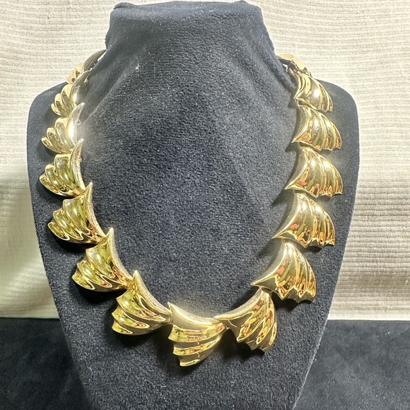 Vtg: signed Fifth Ave Co. {FAC} Gold Toned Runway Statement Necklace - Picture 11 of 11